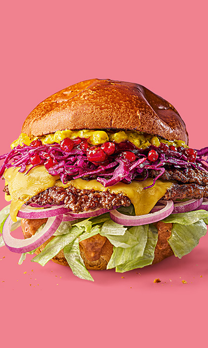 Smash Burger KRAUT RUPRECHT: Mit 2x Beef, 2x Käse, knackigem Eisbergsalat, würzigem Senf Gurken Relish, Rotkrautsalat & aromatischer HANS IM GLÜCK Soße mit feiner Zimtnote.